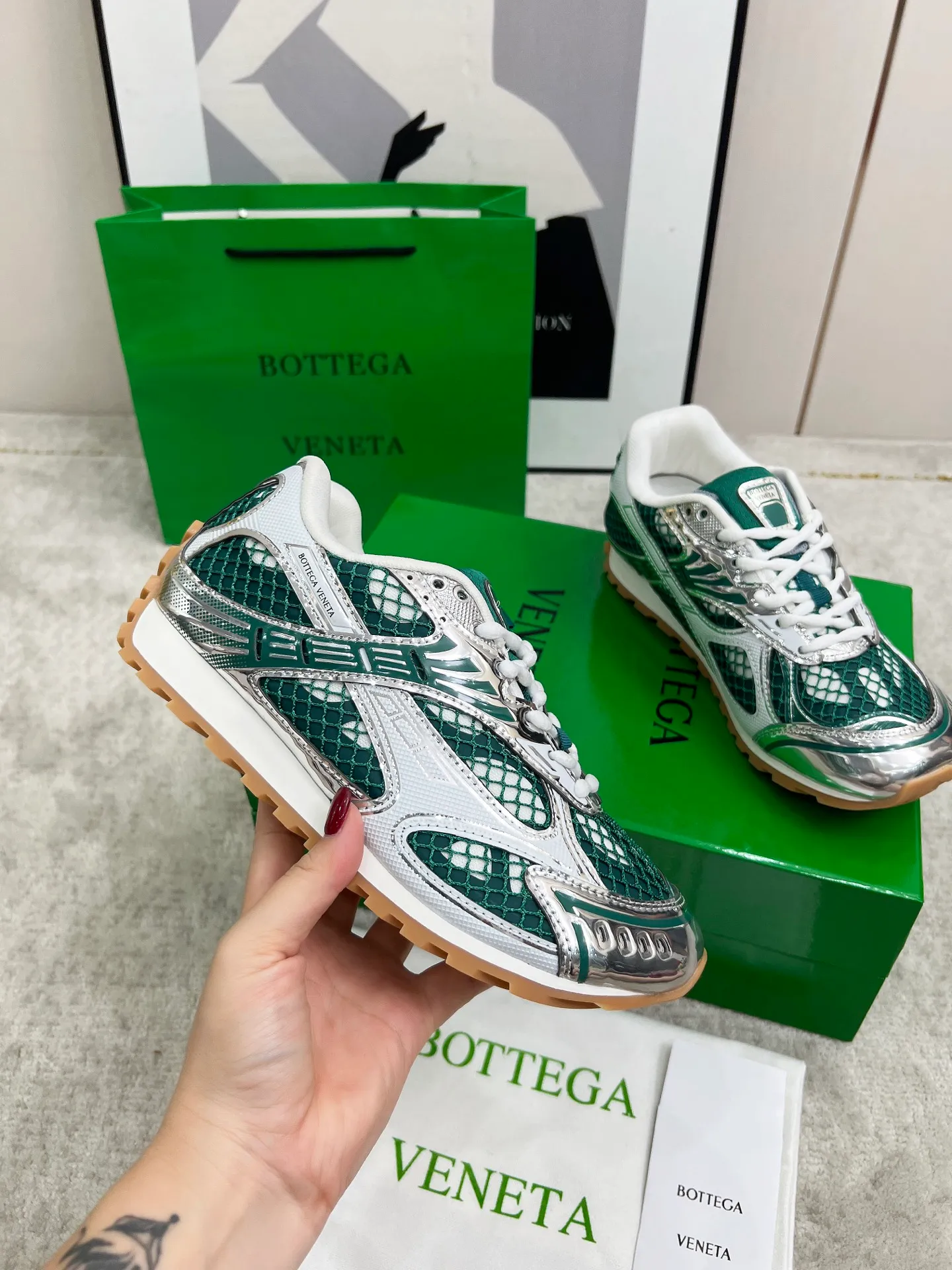 P540. Top version (couples model) Bottega Veneta Bottega Veneta 23ss autumn and winter show BV Orbit sneakers Wang Yibo's same style couples casual shoes dad shoes! Runner sneakers! Original purchase and development!  Made of original lightweight technical mesh fabric, the same as the original version! The process is complicated!  Paired with a rubber outsole designed with a geometric pattern, the high version of the Wang Zha series is actually much taller, but the legs still look slim. Very nice. Durable and playable, standard and version-matching shoe package technology, look for high-end versions. The original outsole is exclusively molded, and the color-blocked TPU outsole is used. The material and weight are the same as the original!  Size: #Female 35-41 (40 and 41 customized sizes are non-refundable) Male 39-45 (45 size customized are non-returnable and exchangeable)
